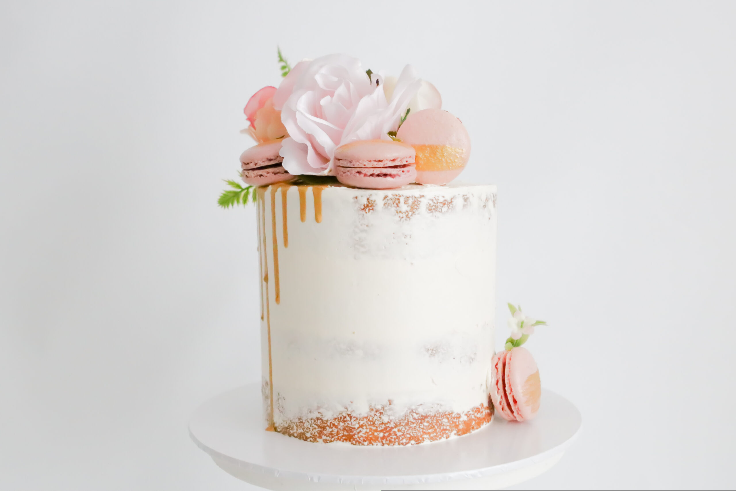 Layer cake - Semi-naked macarons and flowers -