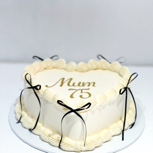 Simply vintage heart cake with bows