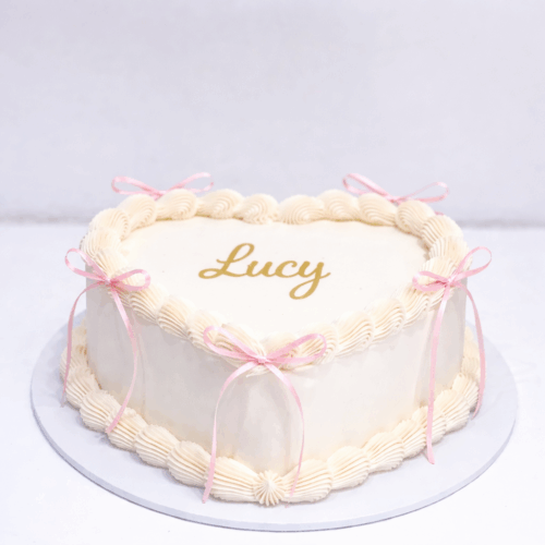 Simply vintage heart cake with bows