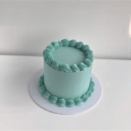 Simply Vintage Round Buttercream Birthday Cake